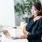 「仕事が進まない…」デスクワーク中の限界な肩こりを30秒でリセット！仕事効率を上げる「肩甲骨はがし」