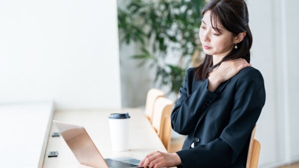 「仕事が進まない…」デスクワーク中の限界な肩こりを30秒でリセット！仕事効率を上げる「肩甲骨はがし」