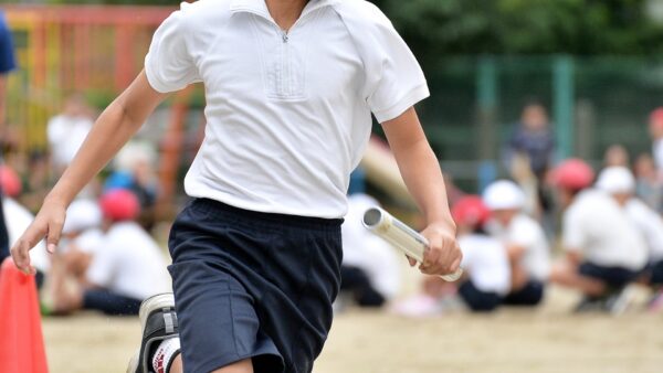 運動会練習で「膝の下が痛い…」それ、オスグッドかもしれません！