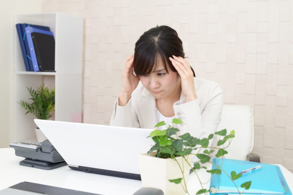 頭痛に悩む女性