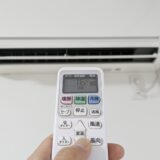 夏のデスクワークが引き起こす頭痛：エアコンの冷えと姿勢に伴うリスク