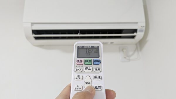 夏のデスクワークが引き起こす頭痛：エアコンの冷えと姿勢に伴うリスク