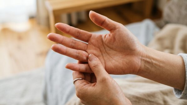 朝指が曲げにくい、伸ばしにくいその症状バネ指かもしれません
